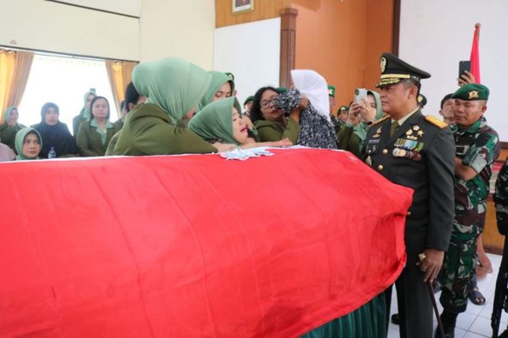 Prosesi pemakaman Kopda Hendrianto