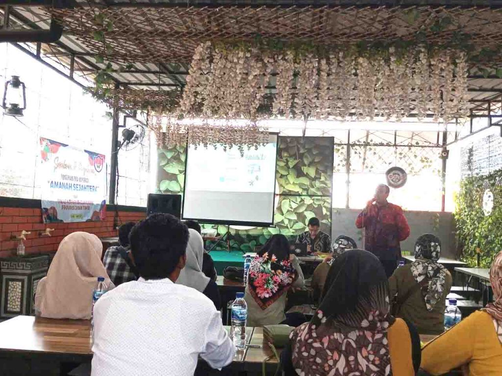 Dari Dinkop dan UMKM Jatim memaparkan materi tentang Koperasi kepada anggota GEMPAR