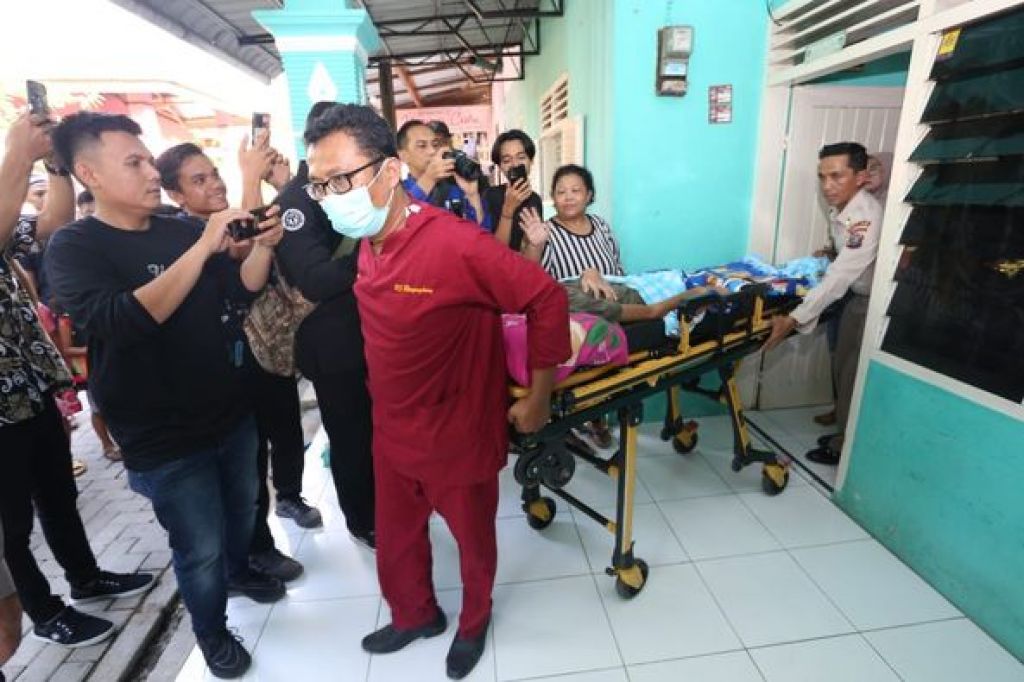 Kombes Pol Muji Ediyanto membawa Muhammad Sandika dari kediaman orang tua angkatnya di Jalan Banjaran
