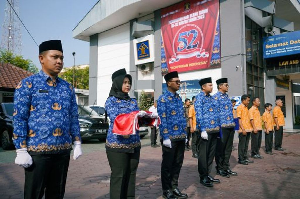 Asep Sutandar saat menjadi Inspektur Upacara Peringatan Hari Ulang Tahun ke-52 KORPRI 