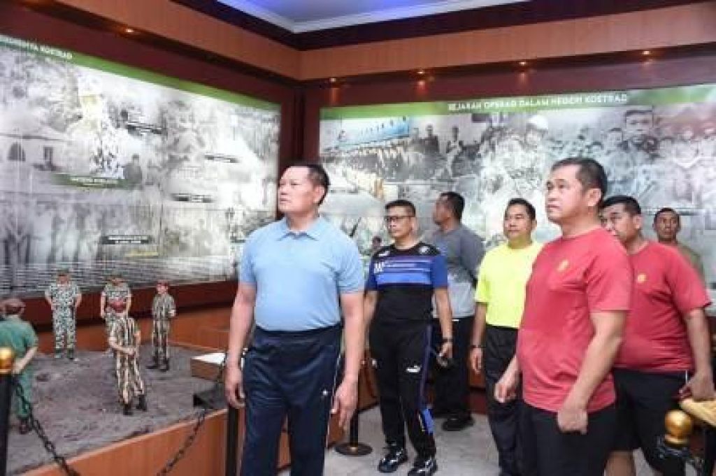 Panglima TNI mengunjungi Makostrad di sambut langsung Pangkostrad, Letjen TNI Maruli Simanjuntak
