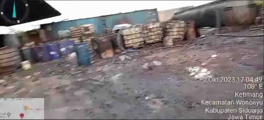 Tangki di dalam gudang, digunakan untuk menampung limbah minyak goreng