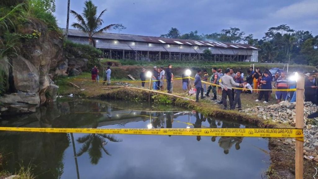 Lubang bekas galian c di Desa Limpakuwus
