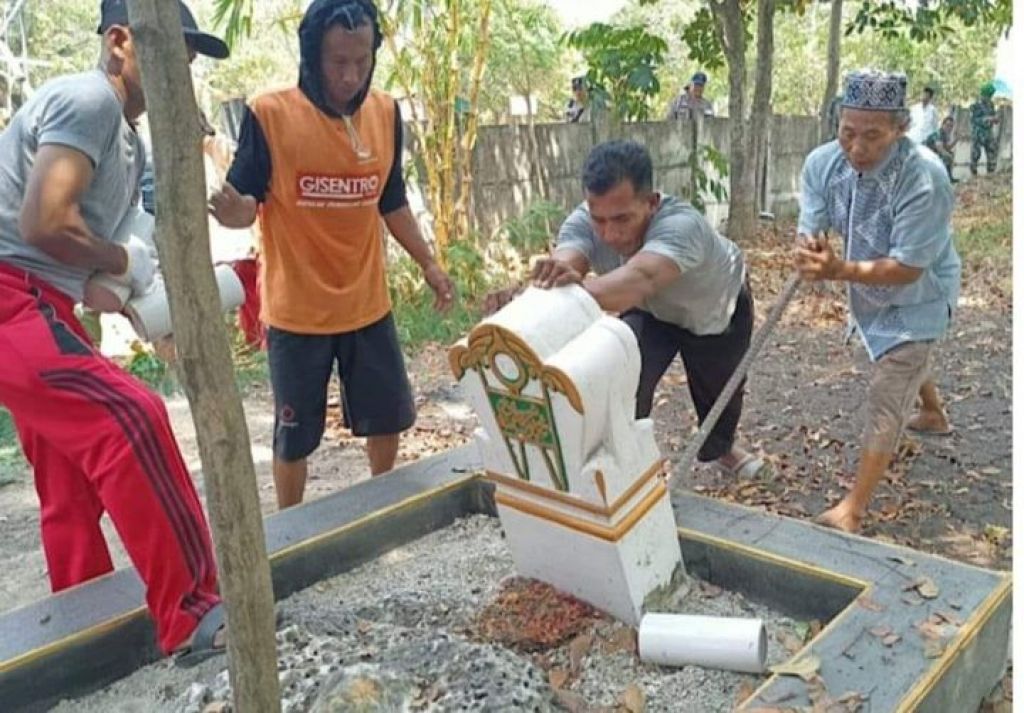 Warga Perumahan Alam Bukit Raya bongkar makam palsu