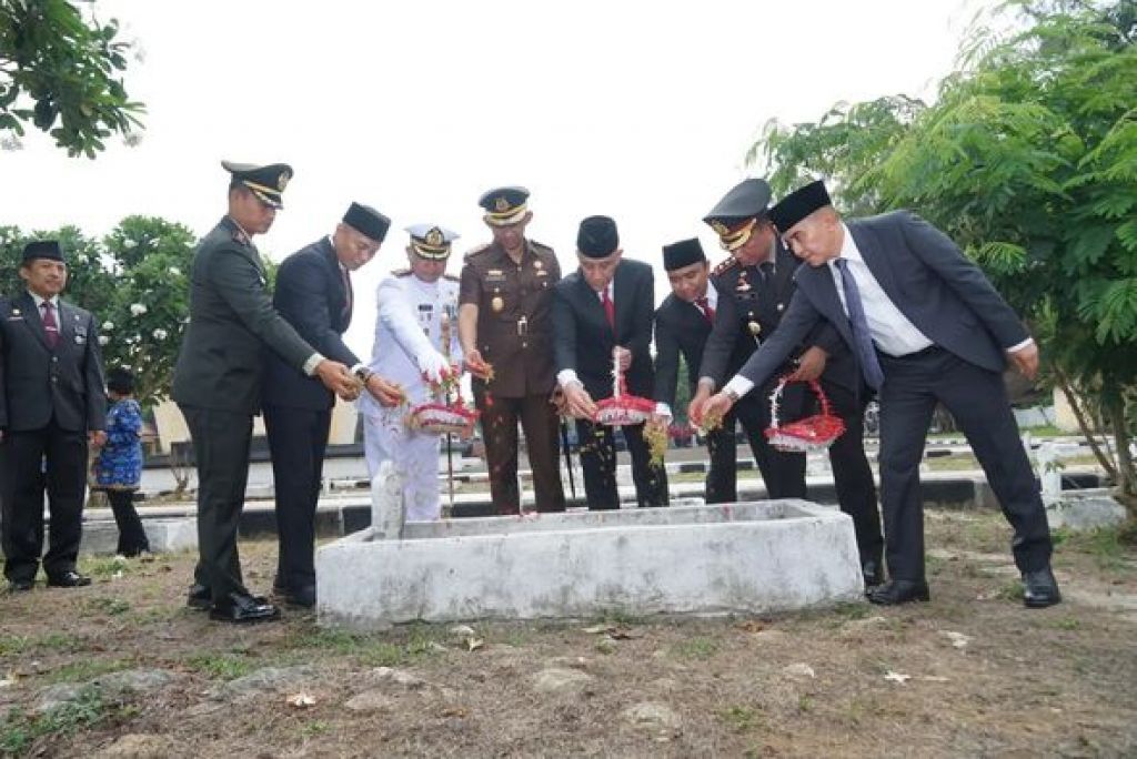 Tabur bunga di Makam Pahlawan oleh Forkopimda Bangkalan
