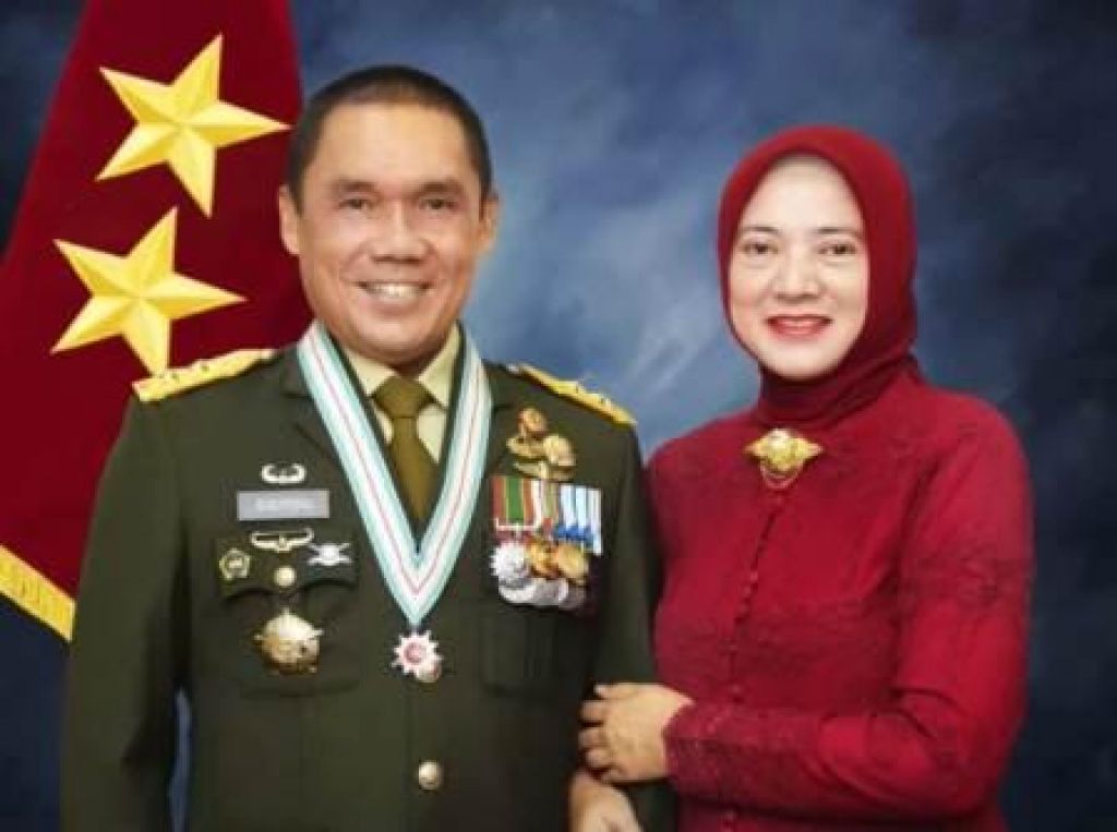 Mayjen TNI Sugiyono bersama istrinya