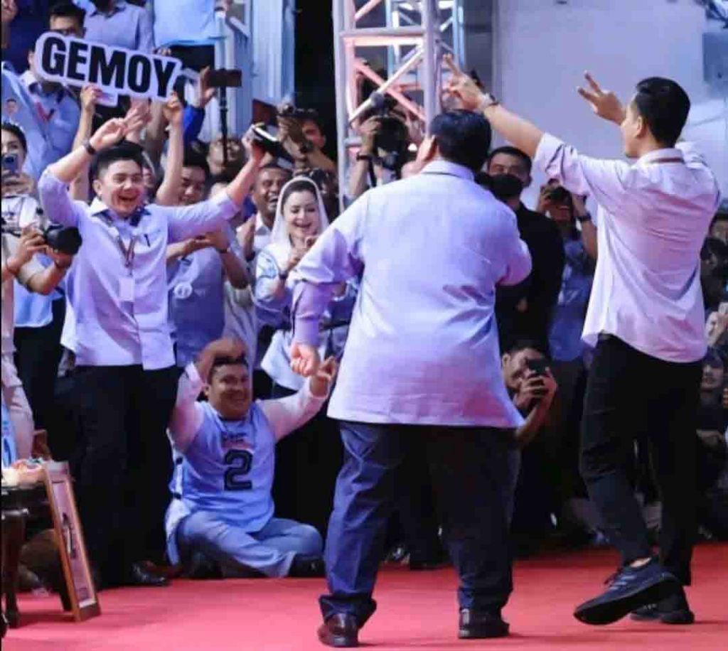 Mayor Inf Teddy Indra Wijaya mengacungkan 2 jari saat debat Capres