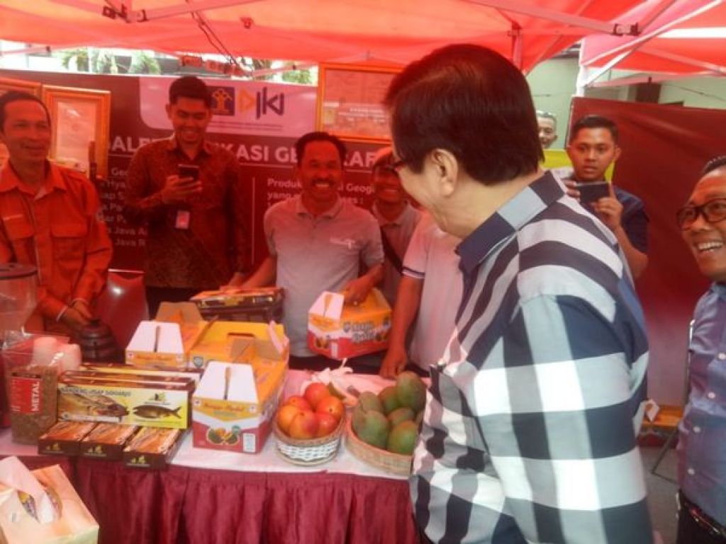 Menkumham saat berkunjung ke booth Koperasi Produsen “Mangga Putar Maslahat