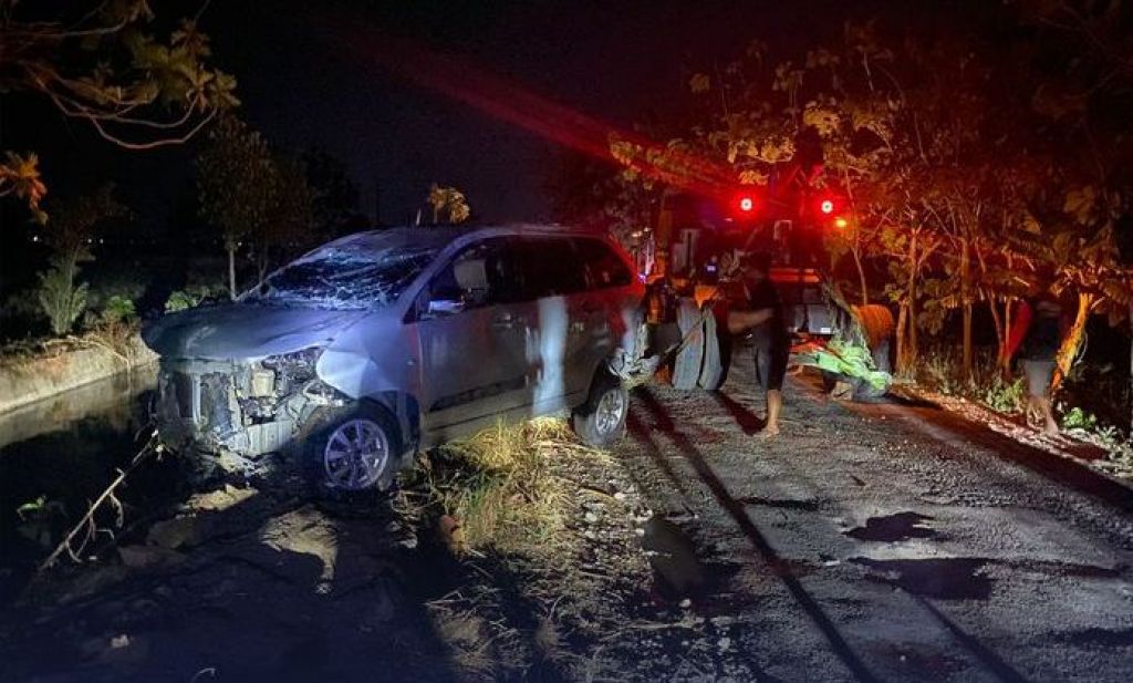 Mobil pengangkut rokok ilegal menabrak tiang lampu jalan hingga terperosok ke sungai