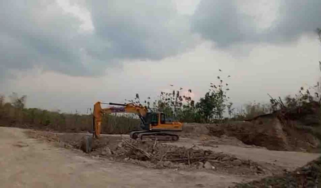 1 unit ekscavator yang digunakan untuk menambang di Desa Mojorejo