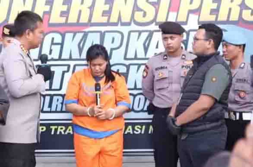 MR tertunduk malu saat dimintai keterangan oleh Kapolresta Sidoarjo