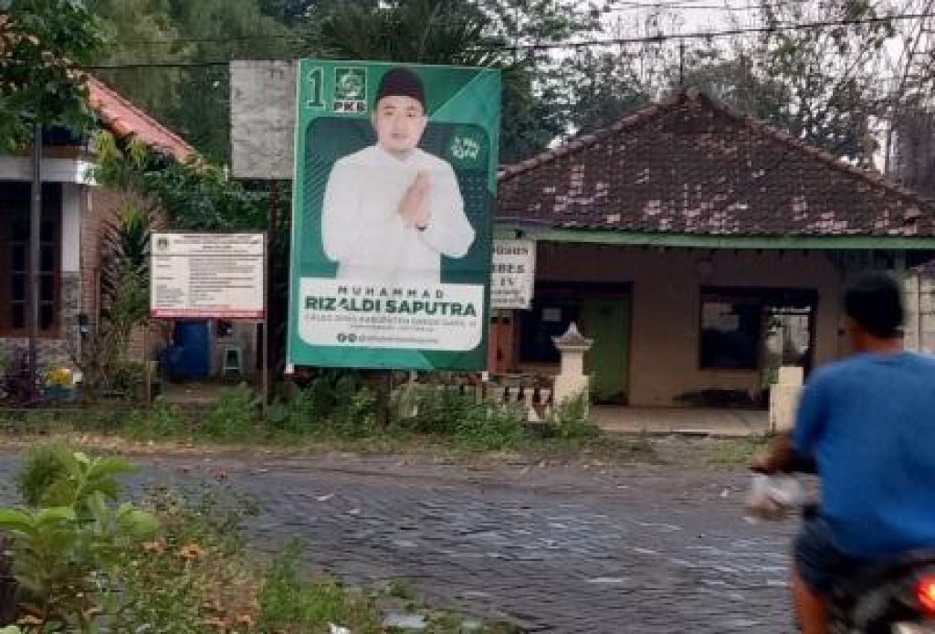 Baliho Muhammad Rizaldi di Desa Mojosarirejo