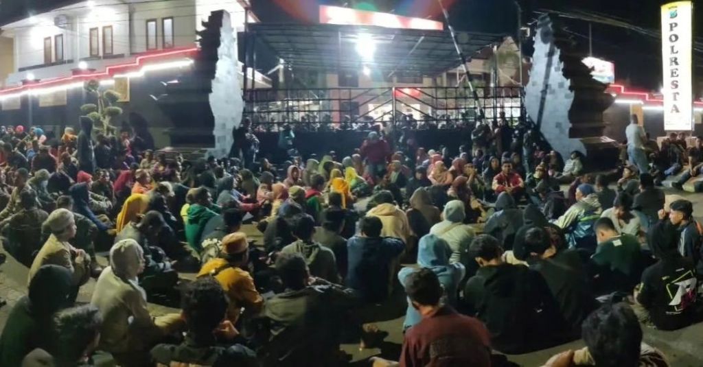 Warga Desa pakel di depan Polresta Banyuwangi
