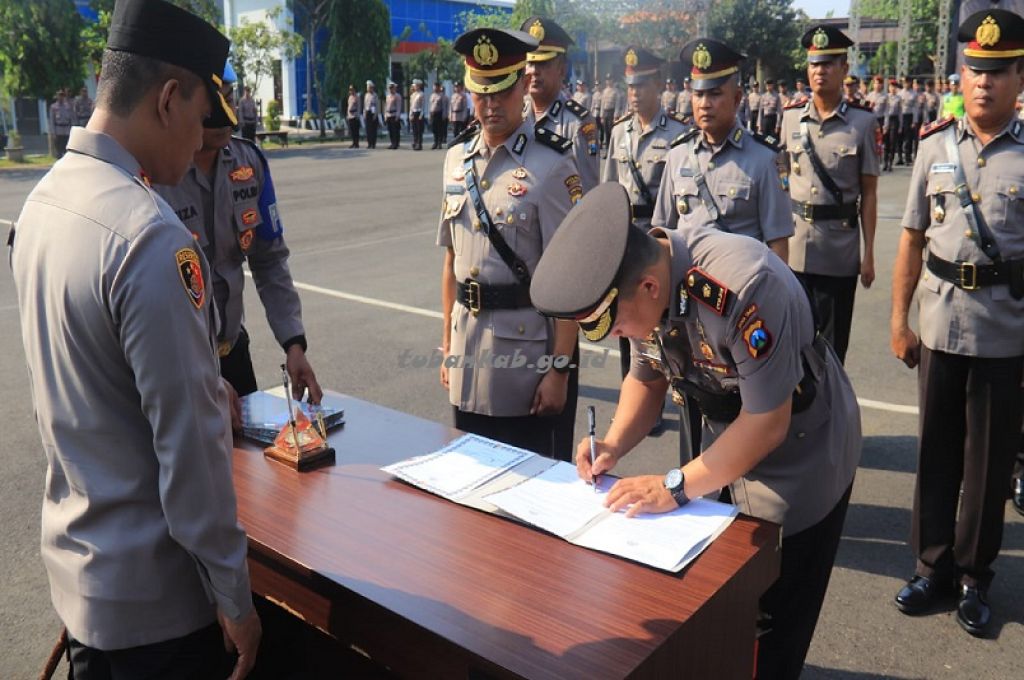 Sertijab berlangsung di lapangan belakang Mapolres Tuban