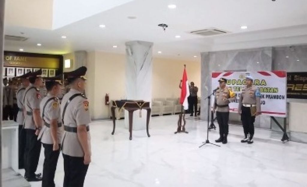 Prosesi serah terima jabatan Kasat Intelkam dan Kapolsek Prambon
