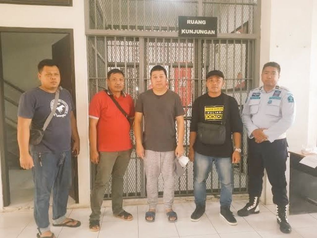 Ariyanto (tengah) sebelum ditahan Kejati NTB