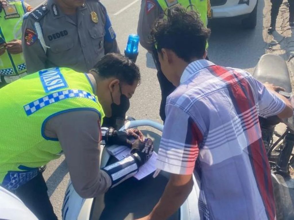 Pengendara motor kena tilang