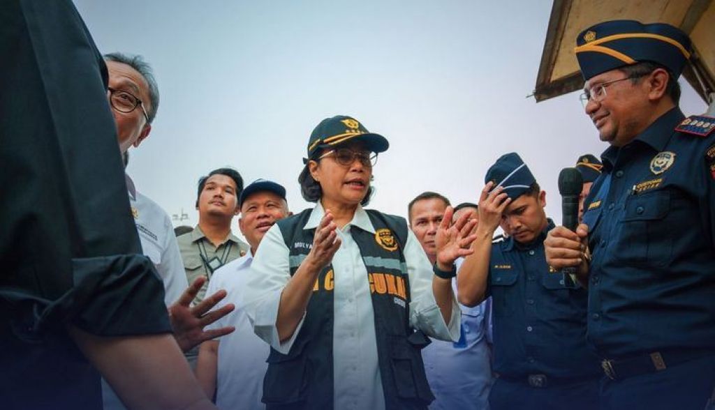 Sri Mulyani Indrawati  saat memusnahkan pakaian bekas