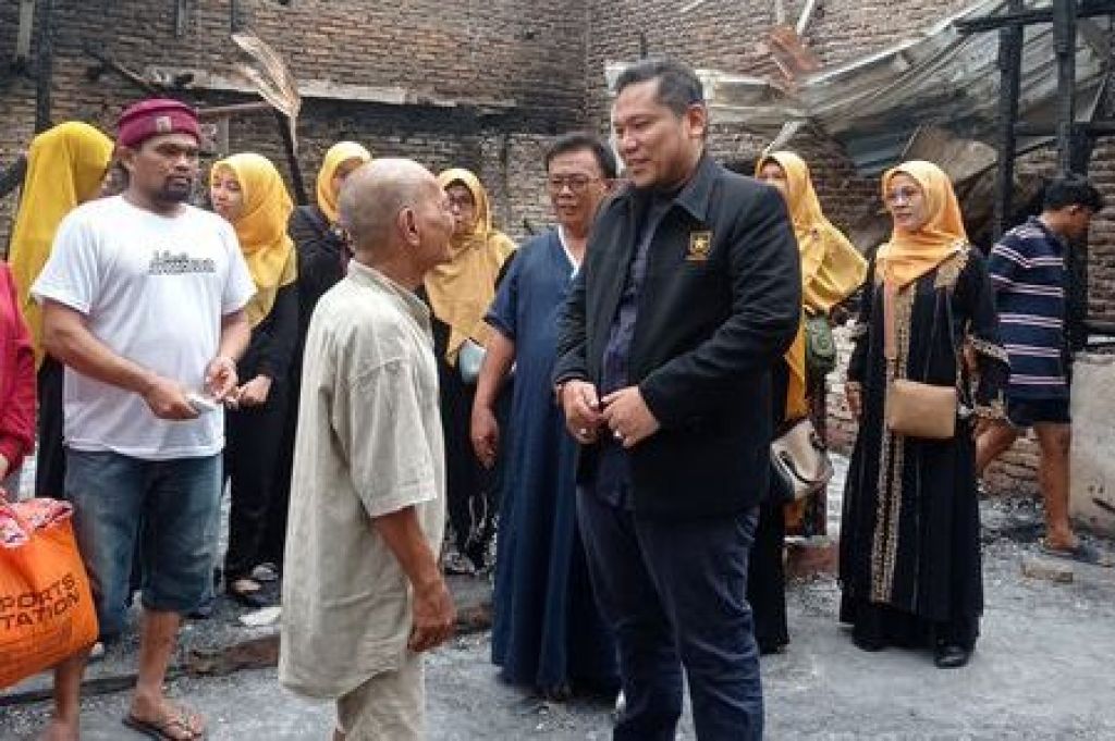 Penyerahan donasi ke korban kebakaran di Kota Medan