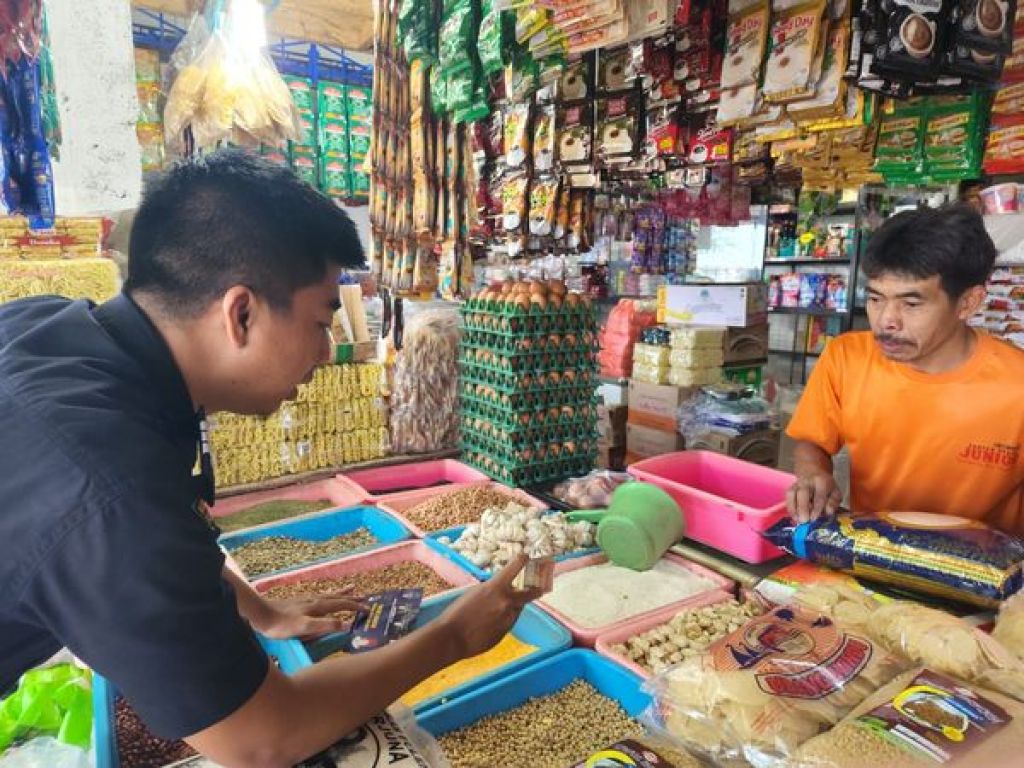 Kegiatan sosialisasi gempur rokok ilegal kepada para pemilik toko