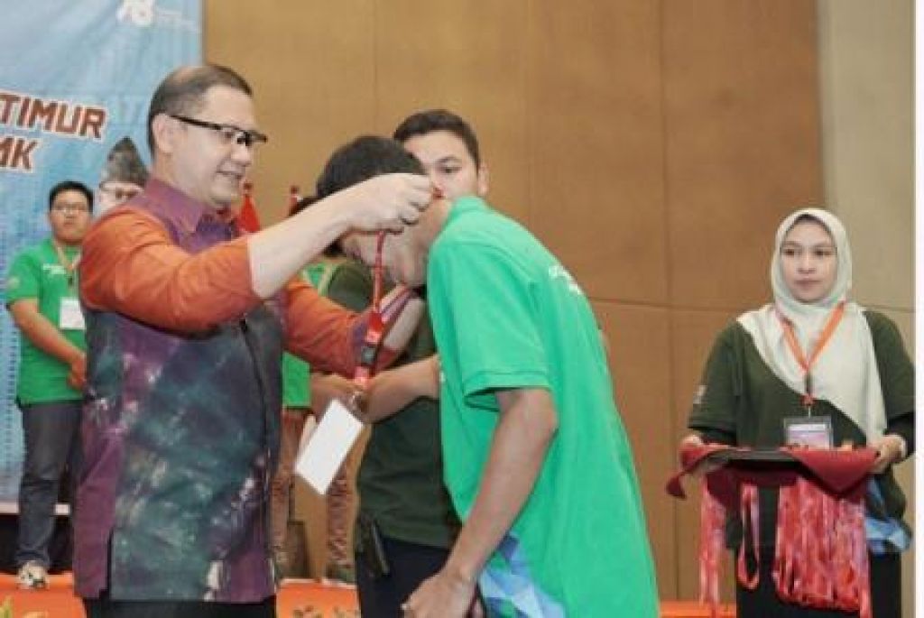 Aries Agung Paewai mengaaalungkan piagam ke kontingen Jawa Timur