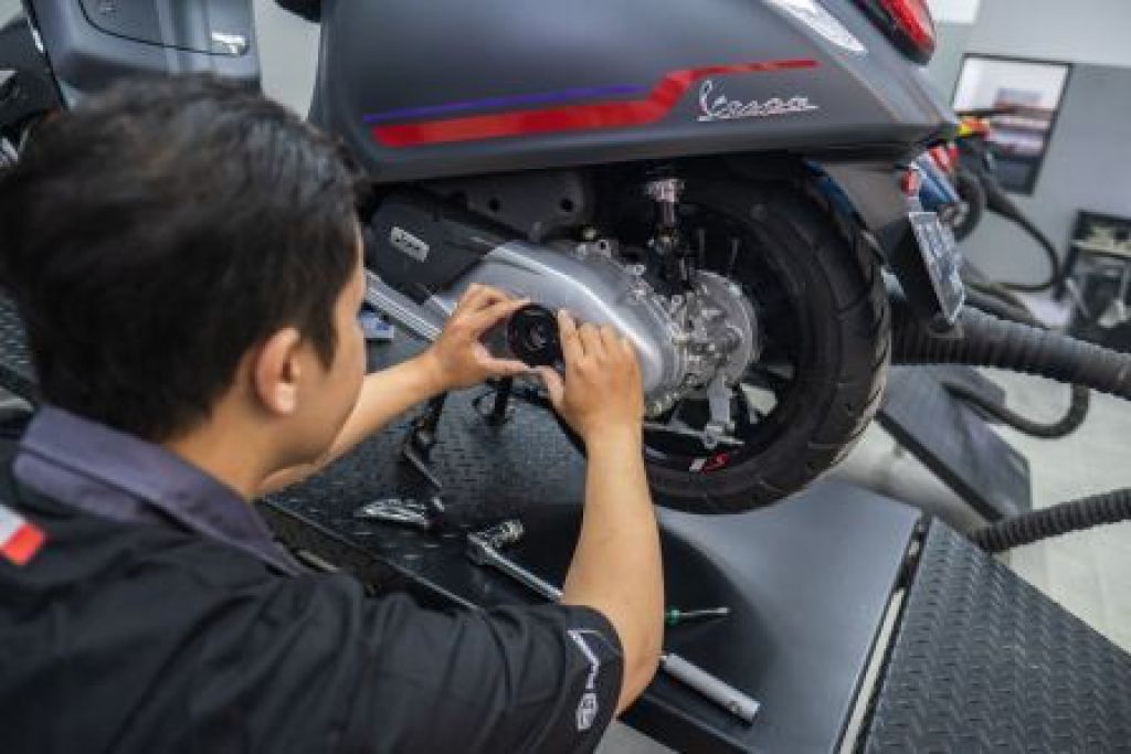 Teknisi mengecek kondisi Piaggio