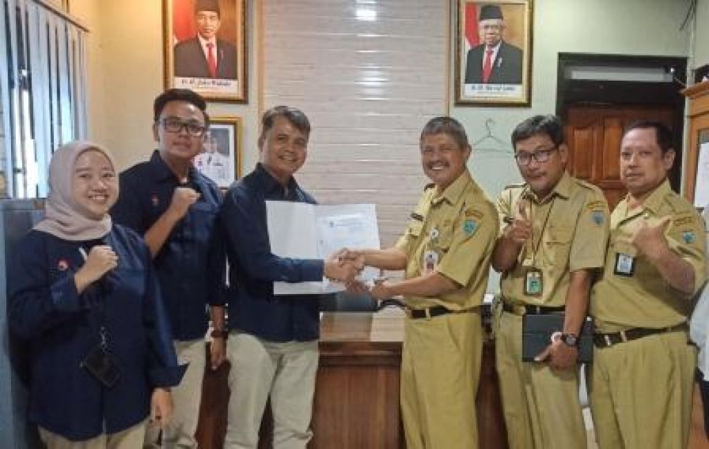 Budi Prasetyo (ketiga dari kanan) dan GM Regional Government Enterprise Service Telkom Regional IV, Wijayanto (ketiga dari kiri) 