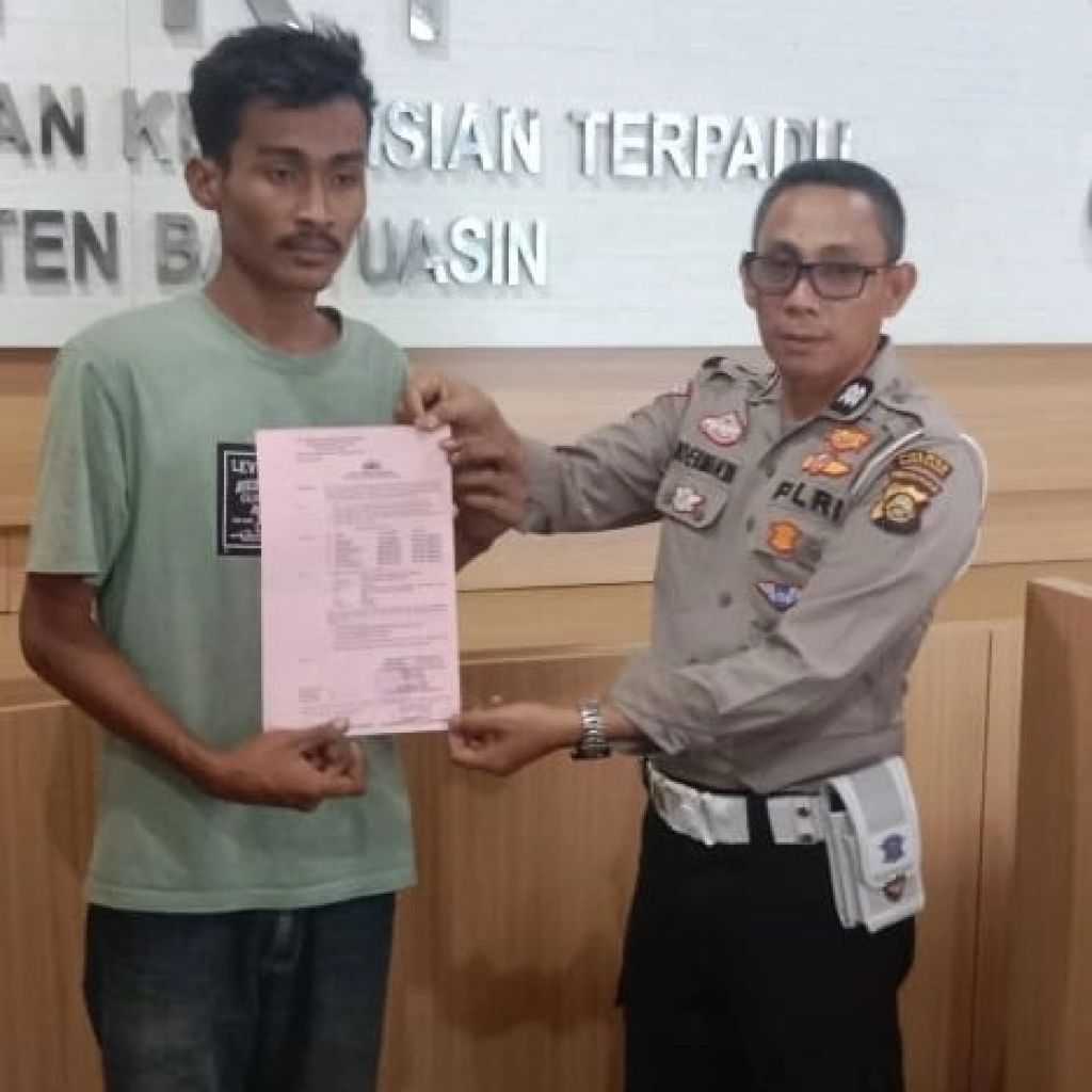 DW (kiri), pengemudi truk