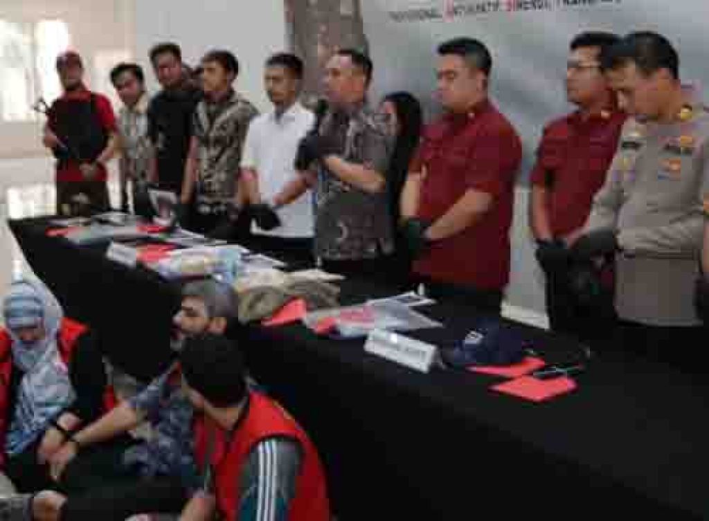 Empat WNA pelaku penggendam yang salah satu aksinya dilakukan di toko Deliwafa