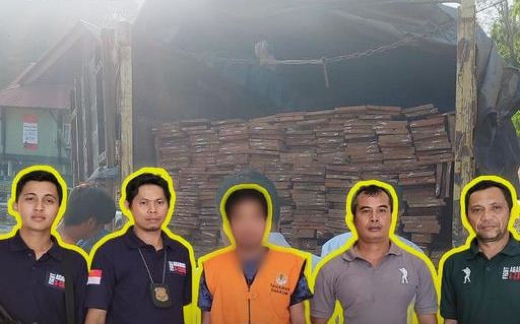 Pengguna dokumen SKSHHK-KO palsu (tengah)