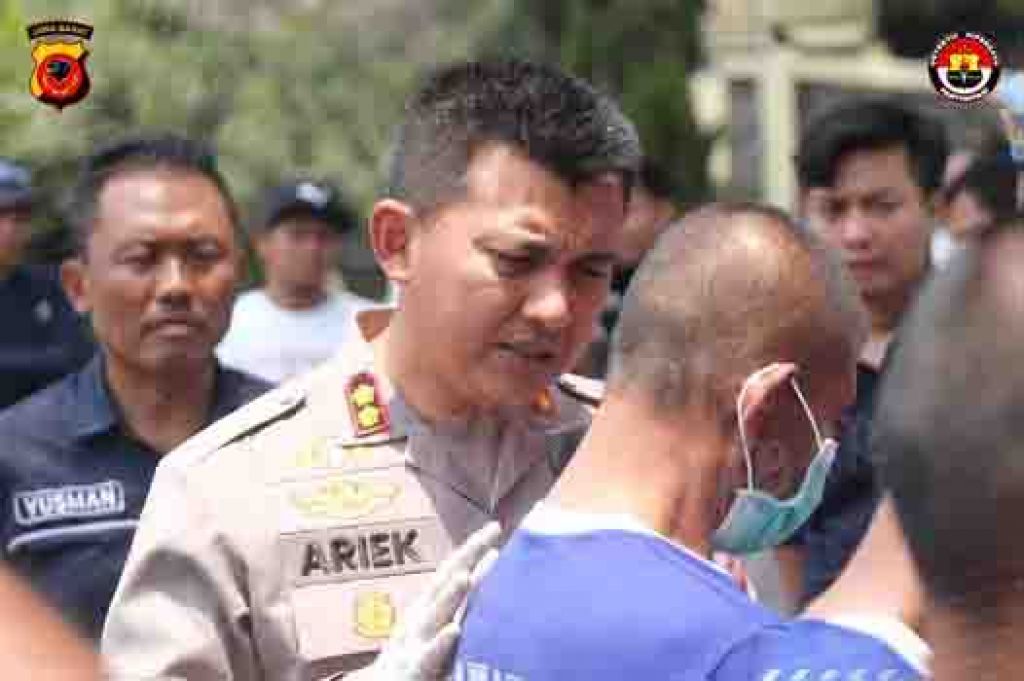 Pelaku pemerkosa anak tiri saat dimintai keterangan oleh Kapolres Subang