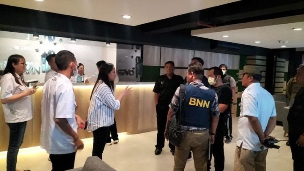 Anggota BNN dan Satpol PP di Twin Tower Hotel and Residence. (Foto : dtc)
