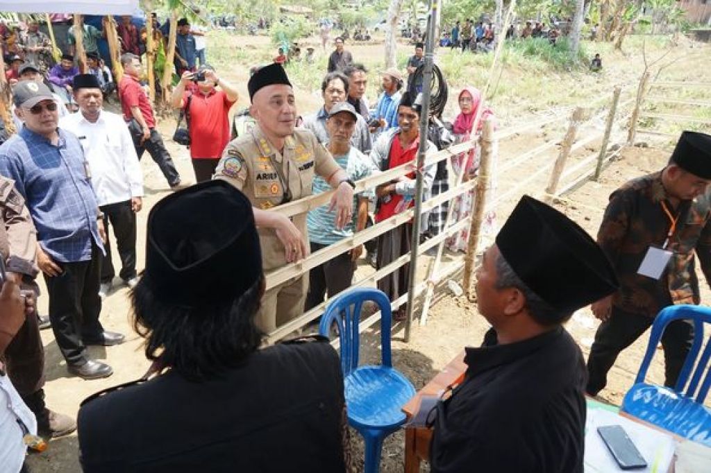 Pj Bupati Bangkalan meninjau pelaksanaan Pilkades 