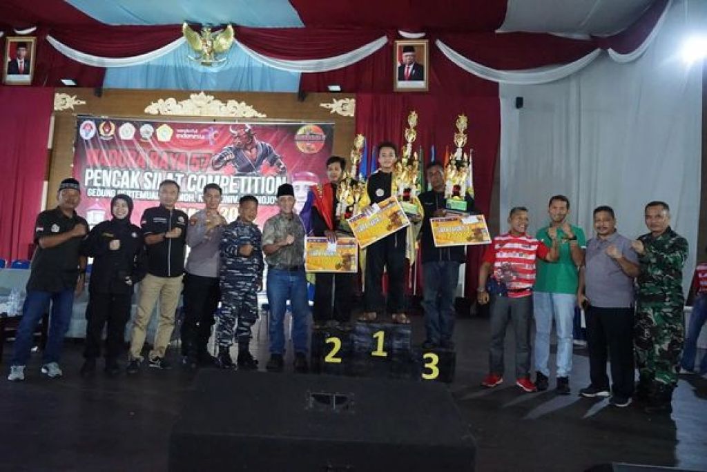 Arief M. Edie menyerahkan secara langsung trophy pada PSN Perisai Putih 