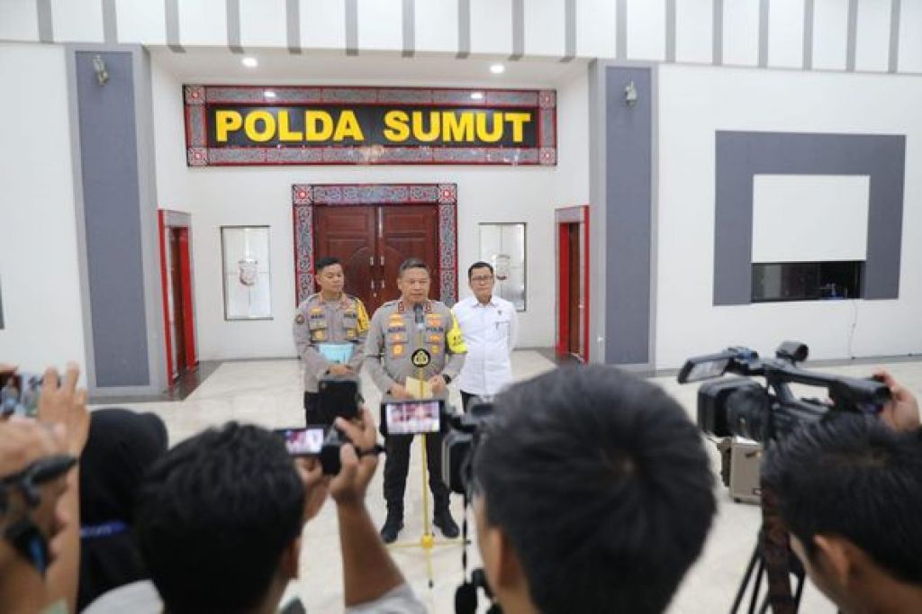 Kapolda Sumut, Irjen Pol Agung Setya Imam Effendi didampingi Direktur Reskrimsus, Kombes Pol Teddy Marbun dan Kabid Humas, Kombes Pol Hadi Wahyud