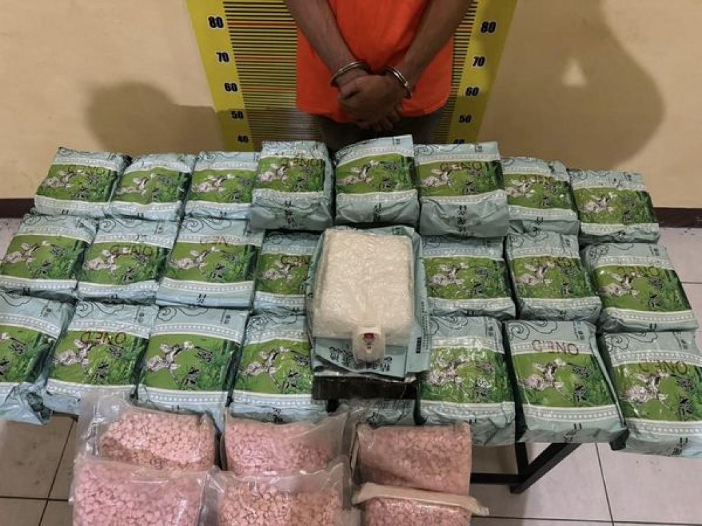 FRLG yang dijuluki Raja Narkoba beserta barang bukti
