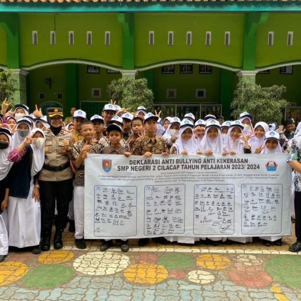 Anggota Polisi di salah satu SMP di Cilacap