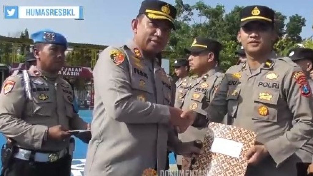 AKBP Febri memberikan apresiasi kepada personil atas kinerja dan dedikasinya