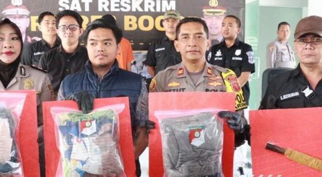 Kasat Reskrim Polres Bogor, AKP Muhammad Ilham memimpin rilis percobaan pembunuhan