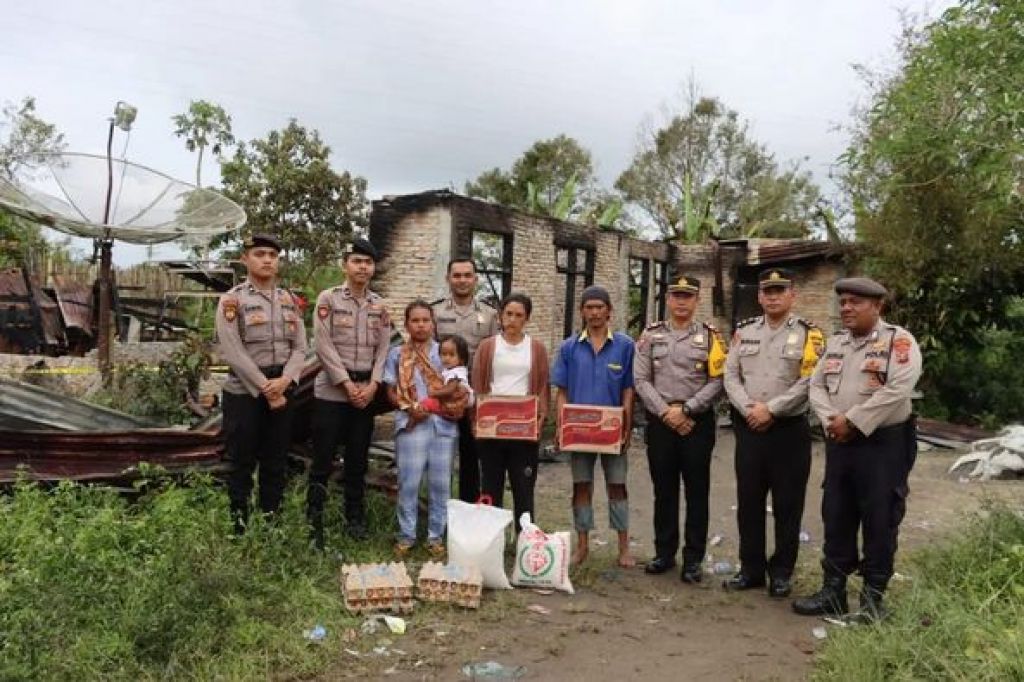 Penyerahan bantuan kepada korban kebakaran rumah