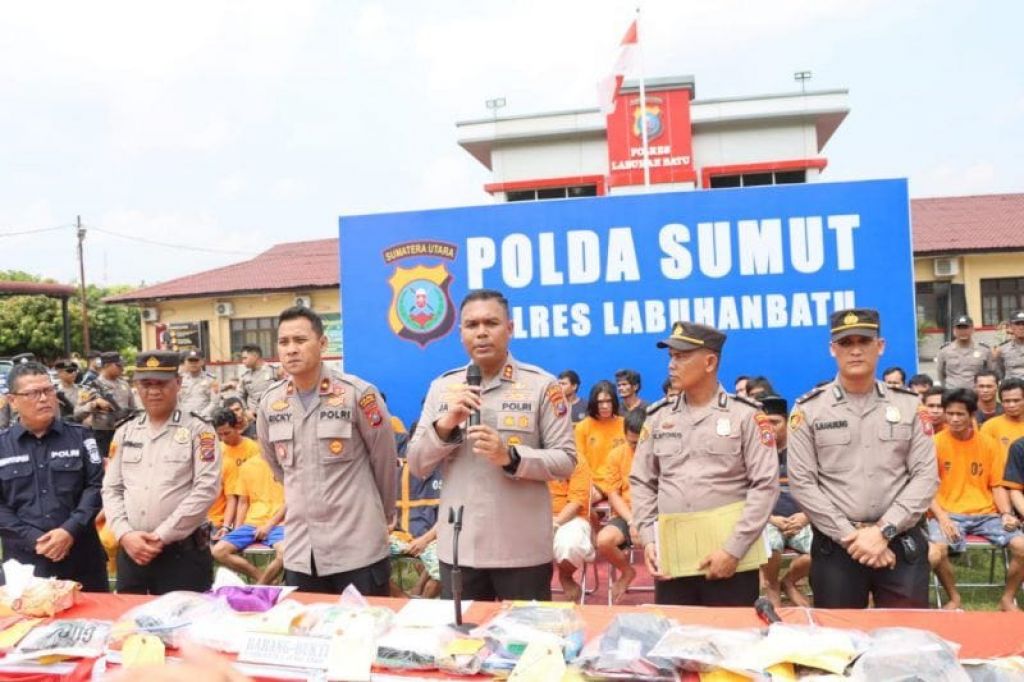 AKBP James H Hutajulu saat paparan di Halaman Mapolres Labuhanbatu