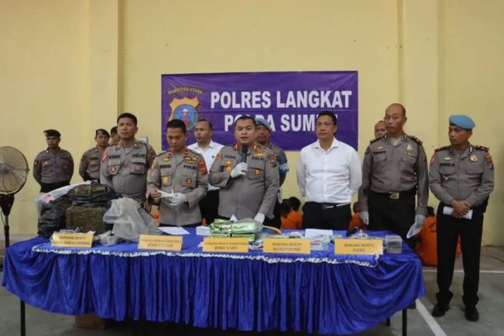  AKBP Faisal Simatupang didampingi Kompol Hendri Barus, AKP Herdiyanto, AKP S Yudianto, di Mapolres Langkat