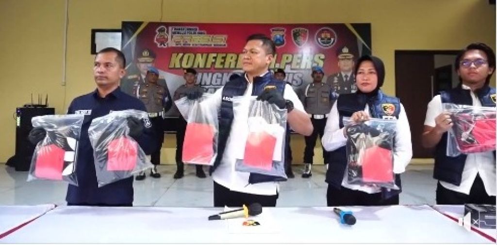 Kompol Agus Sobarnapraja menunjukkan barang bukti saat konpers