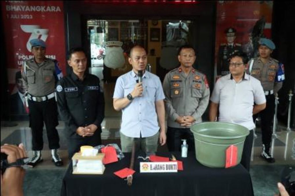 Satlantas Polrestabes Surabaya memusnahkan 2.065 knalpot brong.