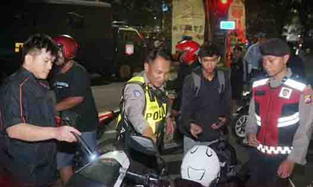 Rombongan pengendara yang diduga hendak balap liar