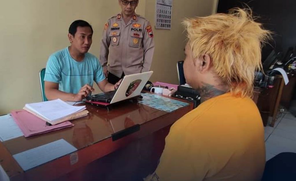 Pelaku diinterograsi oleh penyidik Polsek Kota