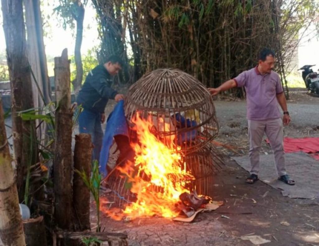 AKP Aman bersama anggota Unit Reskrim Polsek Krian membakar sangkar ayam