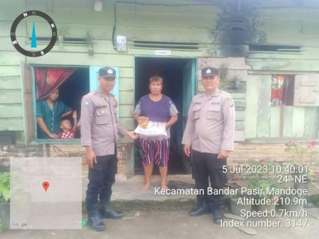 Ratna Sari Br.Simbolon dan ibu Nurhayati menerima bantuan