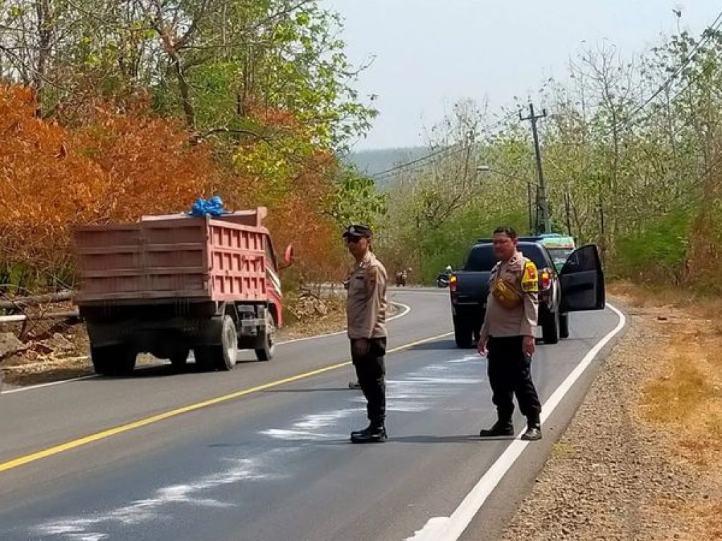 Anggota Polsek Sambong melakukan pengaturan jalan karena dengan tumpahan solar