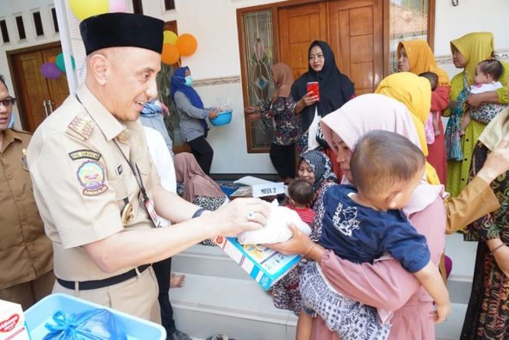 Pj. Bupati Bangkalan ketika meninjau layanan Posyandu di Rumah Kepala Desa Arok